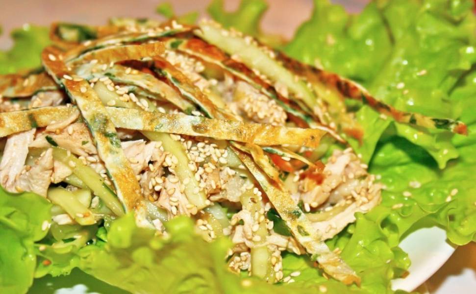 Рецепт Слоеный салат из языка, омлета и капусты по-корейски