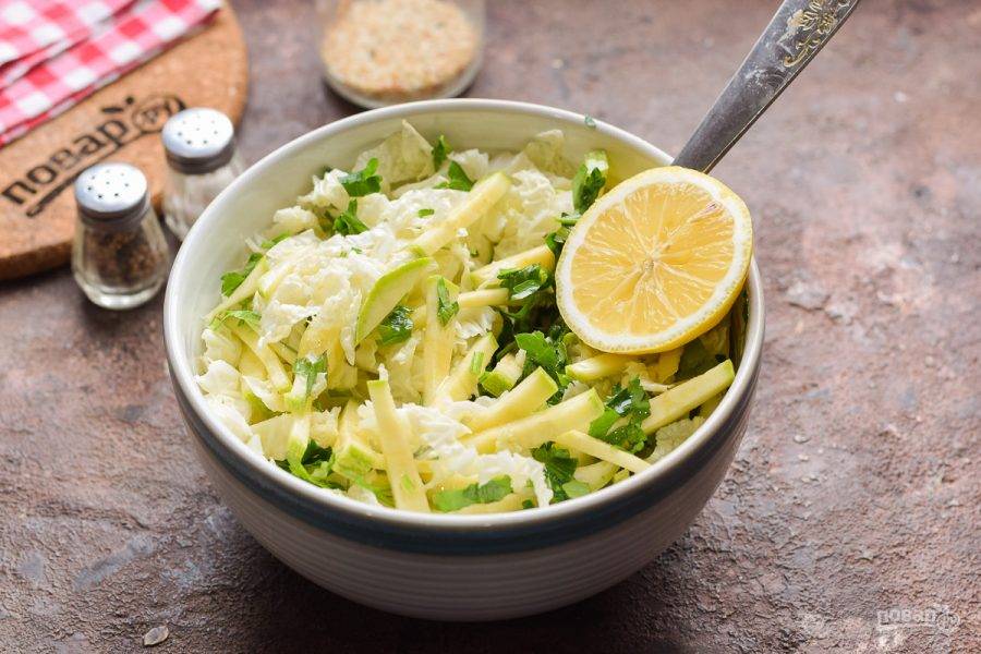 Заправьте салат маслом и лимонным соком, перемешайте и подавайте к столу.