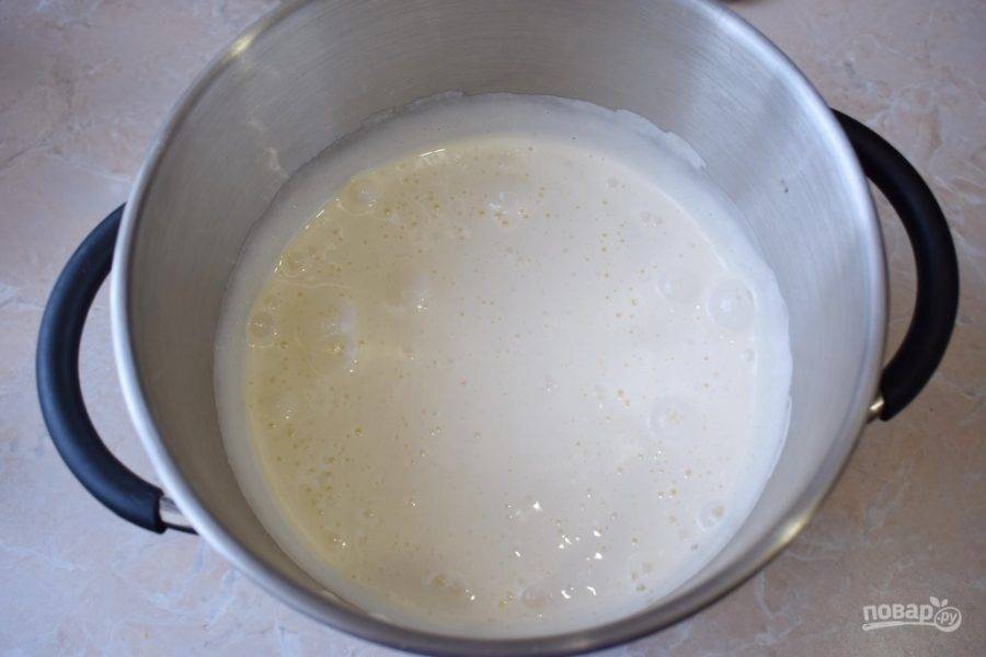 В чаше для взбивания соедините яйца с сахаром и взбейте на максимальной скорости в пышную пену.