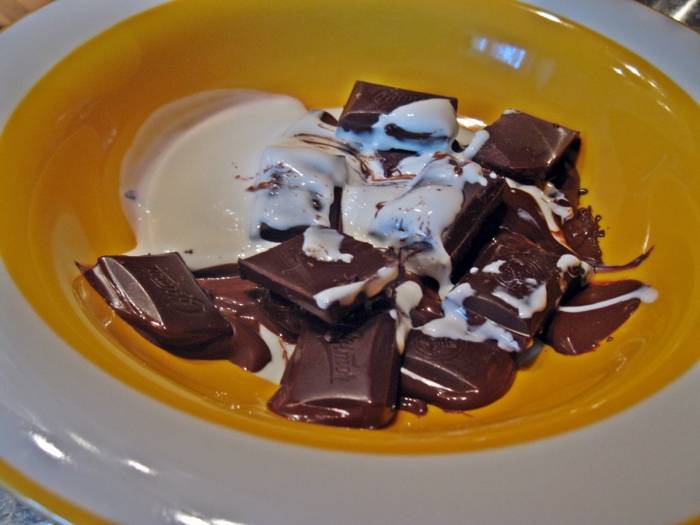 2. Шоколад растапливаем на водяной бане или в микроволновке, и белый, и черный. Добавим к каждой смеси по 20 грамм сметаны и желатиновую смесь.