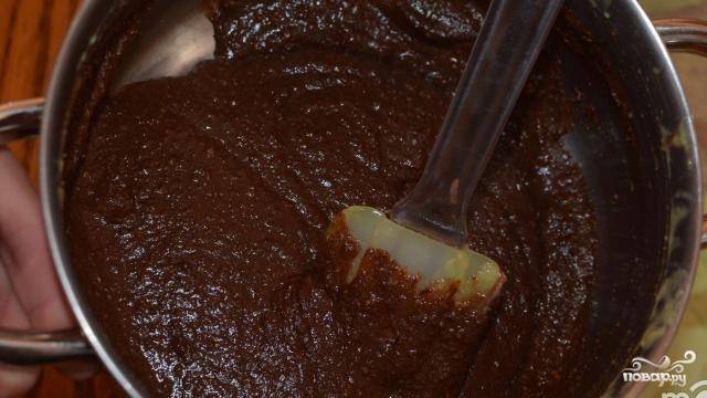 14. Снимите с огня, добавьте измельченный дольками шоколад. Активно перемешивайте, чтобы шоколад растопился. 