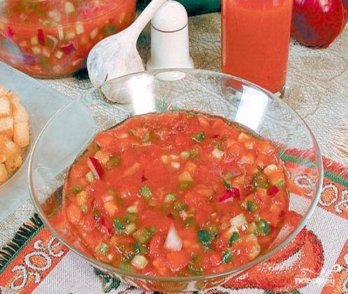 Томатно-огуречный суп с чесночными гренками