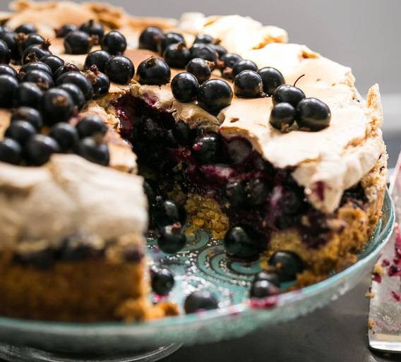 8. Когда образуется румяный верх, пирог можно доставать. После того, как он немного остынет, присыпьте его ягодами и можете подавать к столу. 