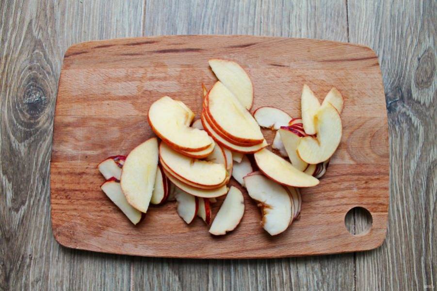 Яблоко разрежьте пополам и удалите сердцевину. Нарежьте яблоко тонкими пластинами.