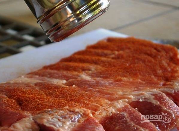 2. Посолите, натрите специями по вкусу и оставьте на 2-4 часа, чтобы мясо хорошенько пропиталось вкусом и ароматом. 