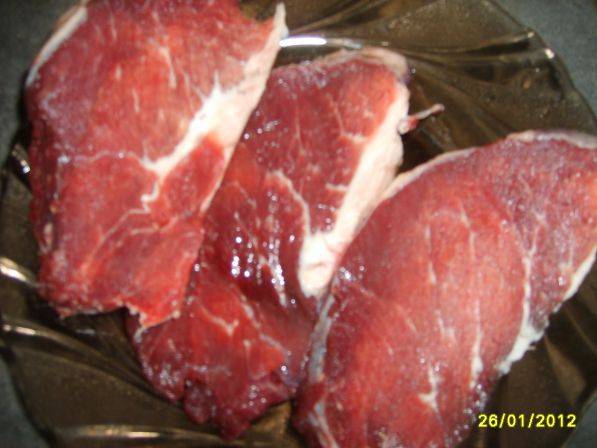 Мясо слегка отбиваем тупой стороной ножа. Солим, перчим и даем немного полежать мясу.