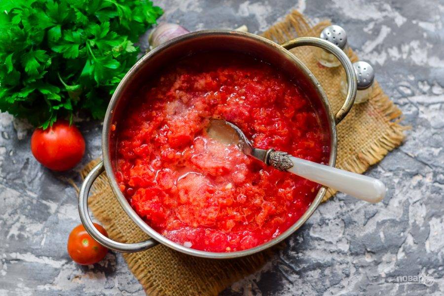 Переложите перечную смесь в кастрюлю к томатам. Отдельно соедините воду, сахар, масло, уксусную кислоту, соль. Влейте кисло-сладкую жидкость в томат. Варите заманиху 15 минут.