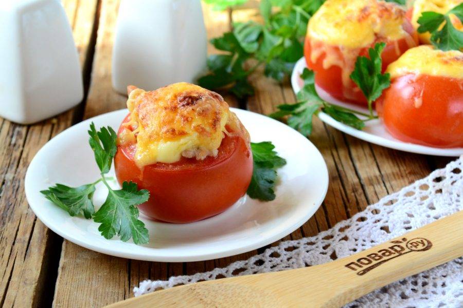 Вкуснейшие запеченные фаршированные помидорки на закуску готовы! Подавайте горячими! Если помидорки, не дождавшись гостей, остыли, то подогрейте их в микроволновке или в духовке. 