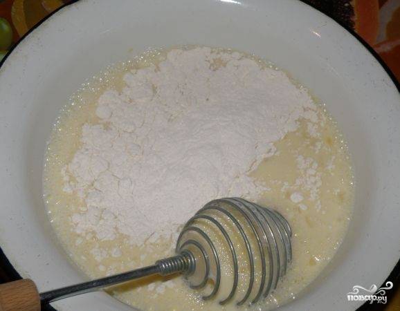 1. Замешиваем классическое тесто на блины. Сразу взбиваем яйца с молоком и сахаром, а затем постепенно добавляем ванилин и муку.