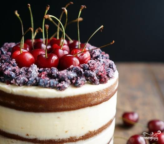 12. Вот такой вполне доступный вариант, как сделать открытый торт с ягодами. Украсьте сверху по вкусу и оставьте на пару часов, чтобы он как следует пропитался. 