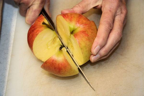 1. Первым делом, яблоки хорошенько помойте и нарежьте на четвертинки.