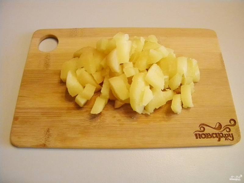 Очистите картофель от кожуры. Порежьте картофель кубиками.