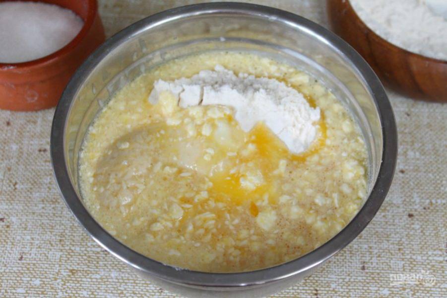 Яйца с сахаром и маслом переливаем в миску и перемешиваем, добавляя небольшими порциями муку. 