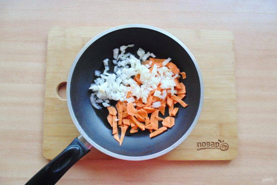 Лук и морковь очистите, помойте. Нарежьте мелко и выложите в сковороду с растительным маслом.