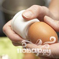 Сделайте маленькую дырочку, в каждом яйце, снизу. В этой части яйца есть воздушный мешочек, из-за которого обычно и лопаются яйца при варке.