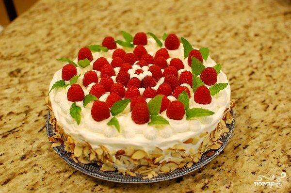 Домашний торт с белковым кремом и ягодами или фруктами