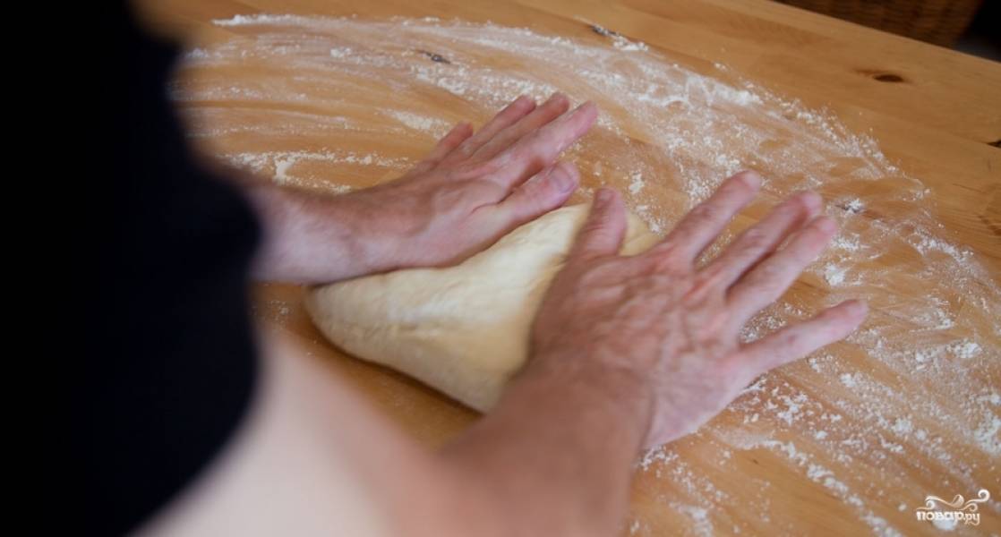 Посыпаем слегка стол мукой и замешиваем тесто.