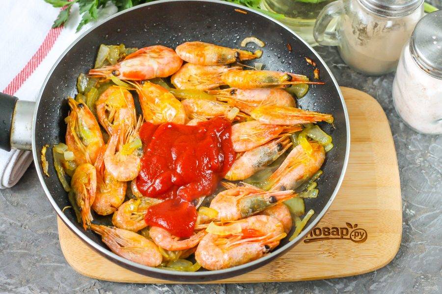 Добавьте томатную пасту. Если она слишком кислая на вкус, то всыпьте немного сахарного песка. На этом этапе можно всыпать и сушеный молотый чеснок, если любите блюда с пикантным вкусом.