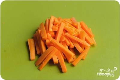 Морковь почистить и нарезать короткой соломкой. 