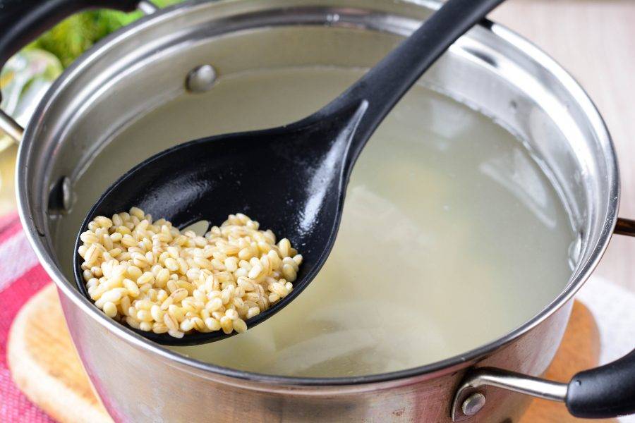 Следом всыпьте в бульон промытую перловую крупу. Доведите бульон до кипения и снимите пенку, если она образовалась. Варите суп 20 минут до полной готовности картошки и перловки. Посолите по вкусу.