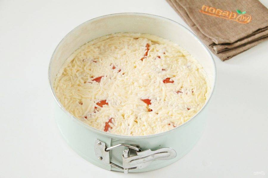 9. Залейте начинку заливкой из сыра и сливок и отправьте форму в разогретую до 180 градусов духовку примерно на 40 минут.
