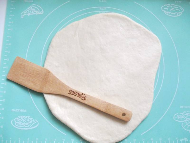 Достаньте тесто из миски, обомните и раскатайте в пласт толщиной 1 сантиметр.
