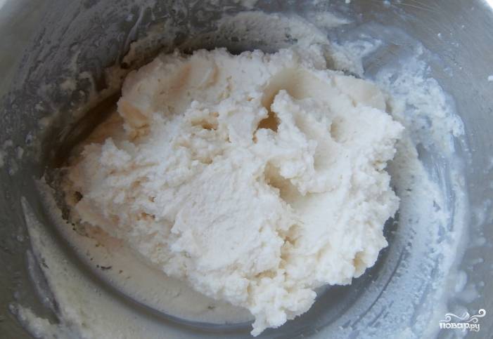 1. Яйцо взбиваем миксером или блендером вместе с сахаром и ванилином. Когда оно станет белым и увеличится в объеме, добавим остальные ингредиенты. 