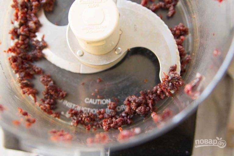2.	Бекон обжарьте на сухой сковороде, затем перенесите на салфетку. Выложите в чистую чашу комбайна сушеные ягоды и измельчите их.