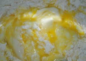 В миске смешать муку, соль и яйца. Замесить тесто.