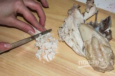 Грудку отварите в подсоленном и поперчённом кипятке до готовности. Это займёт около 20 минут. Затем курицу остудите и мелко нашинкуйте.