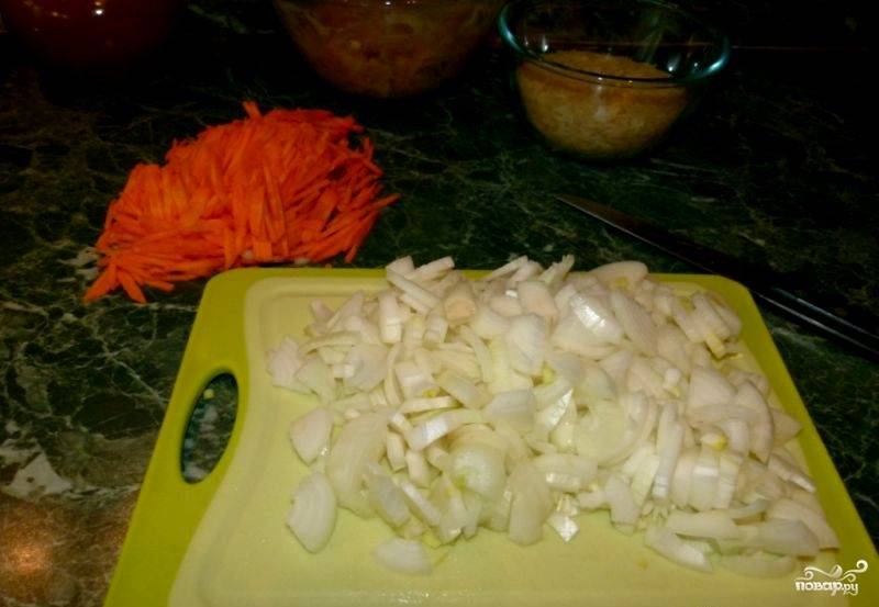 Морковь трем на крупной терке или нарезаем соломкой, репчатый лук режем небольшими кубиками. 