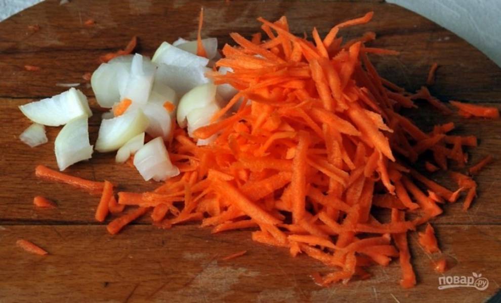 В бульон добавьте натёртую морковь и нарезанный лук.