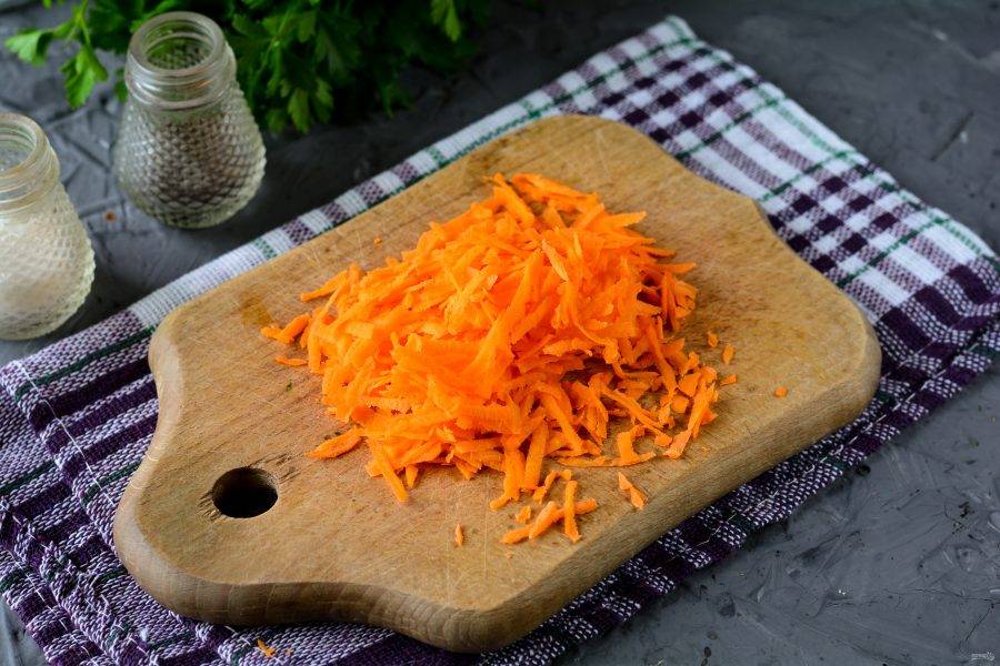 Почистите сырую морковку, натрите на терке.
