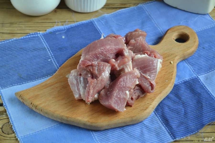 Мясо порежьте небольшими кусками. Слишком сильно не мельчите, оно должно хорошо чувствоваться в готовом блюде.