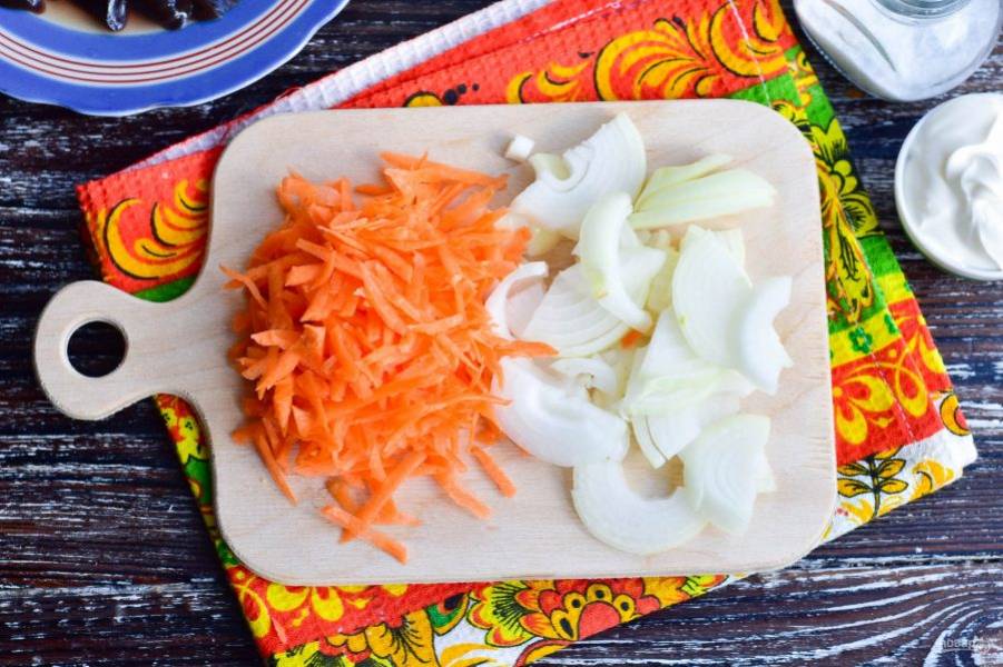 Очистите овощи. Нарежьте лук полукольцами, морковь натрите на терке.