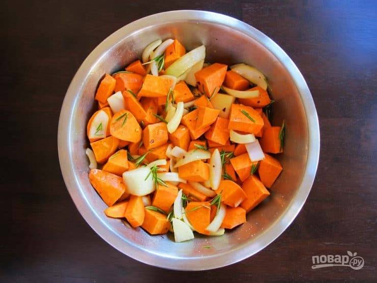 1. Картофель нарежьте крупными кубиками. Лук - средними кусочками. Смешайте эти ингредиенты с листиками розмарина.