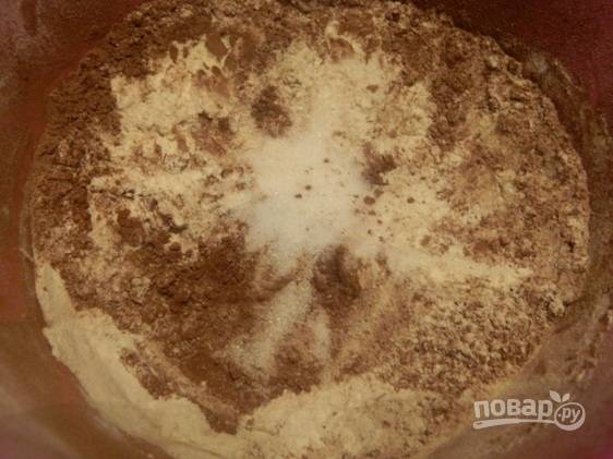 В миске смешиваем муку, какао, разрыхлитель и соль.