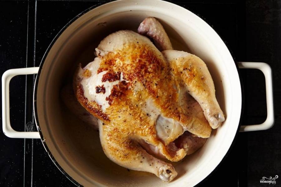 Курица должна стать ярко выраженного золотистого цвета. 
Когда курица достаточно обжарилась, поставьте духовку разогреваться до 190 градусов.