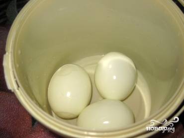 Яйца отварить и измельчить в блендере.