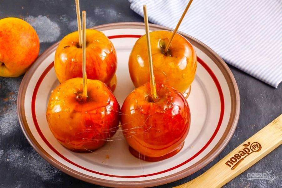 Так поступите с каждым яблоком, выкладывая их на тарелку, пока не закончится карамель. Действуйте быстро, так как сладость очень быстро твердеет. Остудите яблоки примерно 15-20 минут.