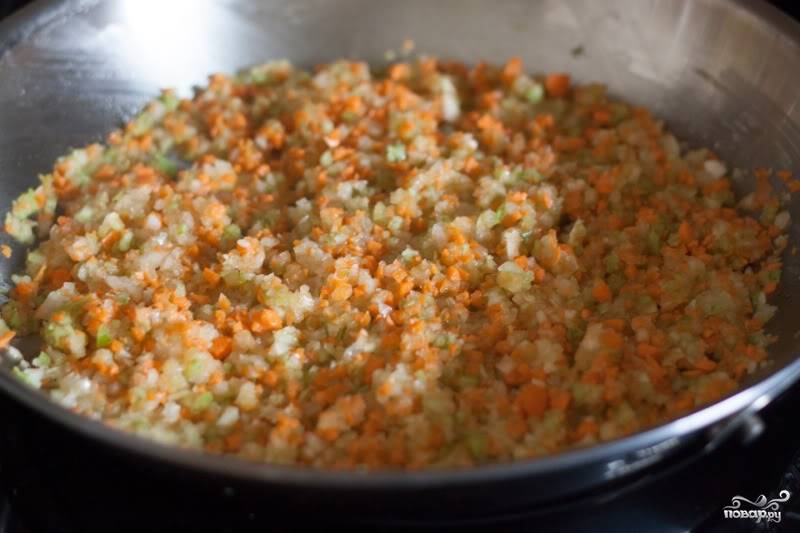 Разогрейте сковороду, налейте оливкового масла. Обжарьте приготовленные овощи. Жарьте до тех пор, пока морковь не побледнеет, а лук не станет немного прозрачным. 