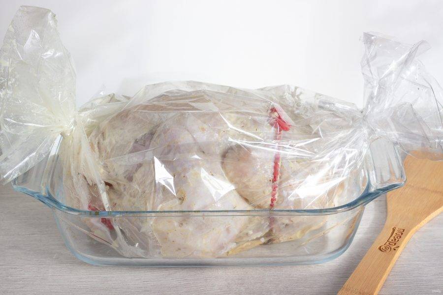 Переложите курицу в пакет для запекания. Внутрь пакета налейте растительное масло. Пакет завяжите с двух сторон и переложите в форму или на противень.