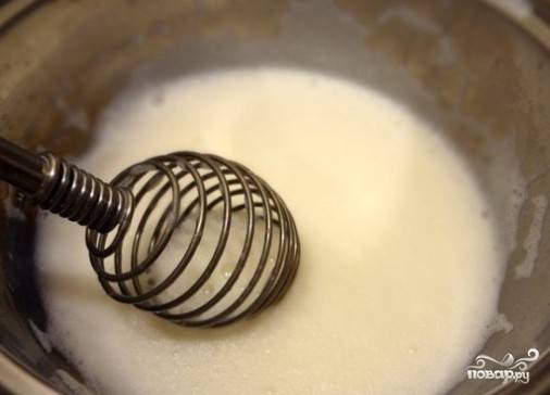 Выливаем вторую половину молока в кастрюлю, нагреваем, добавляем оставшийся желатин и сахар и тщательно размешиваем. В конце аккуратно взбиваем при помощи венчика.