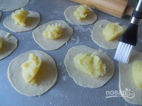 4.	Выложите по чайной ложке картофельной начинки на каждый кружочек из теста.