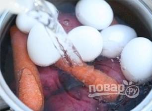Картофель, морковку и яйца отварите до готовности.