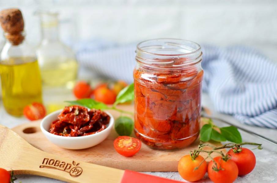 Храните сушеные томаты при комнатной температуре. После того как откроете баночку, храните в холодильнике.