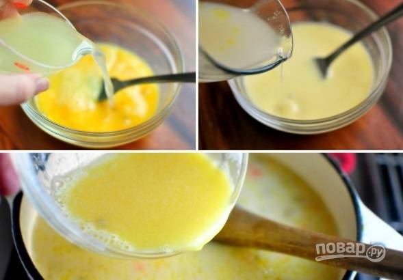 6. В небольшой мисочке взбейте яйца, добавьте сок лимона и перемешайте. Влейте тонкой струйкой в суп, помешивая. 