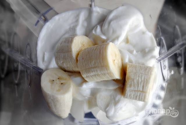 1. В миксер выложите лёд и йогурт. К нему кусочками добавьте банан.