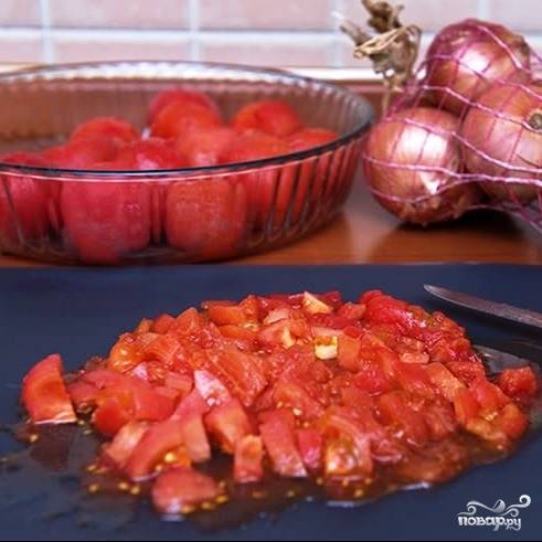 С помидоров и перцев снимаем кожицу. Аккуратно их нарезаем - постарайтесь, чтобы овощи сохранили как можно больше сока.
