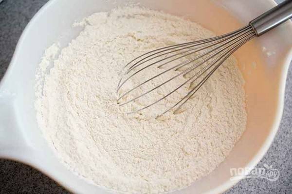 В большой миске энергично взбейте муку, соль и сахар, если готовите сладкое тесто. 